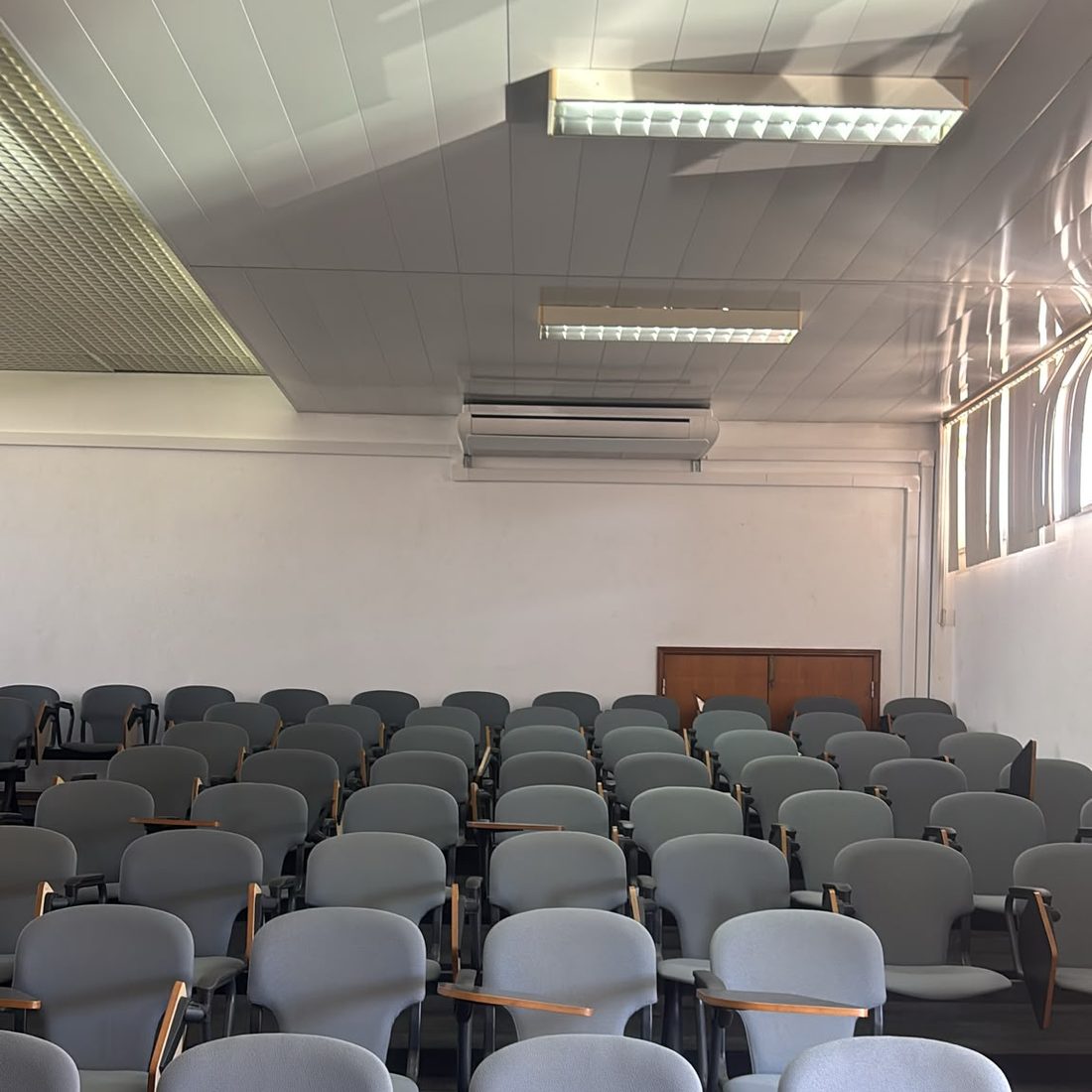 Auditório climatizado com unidades interiores na parede do fundo