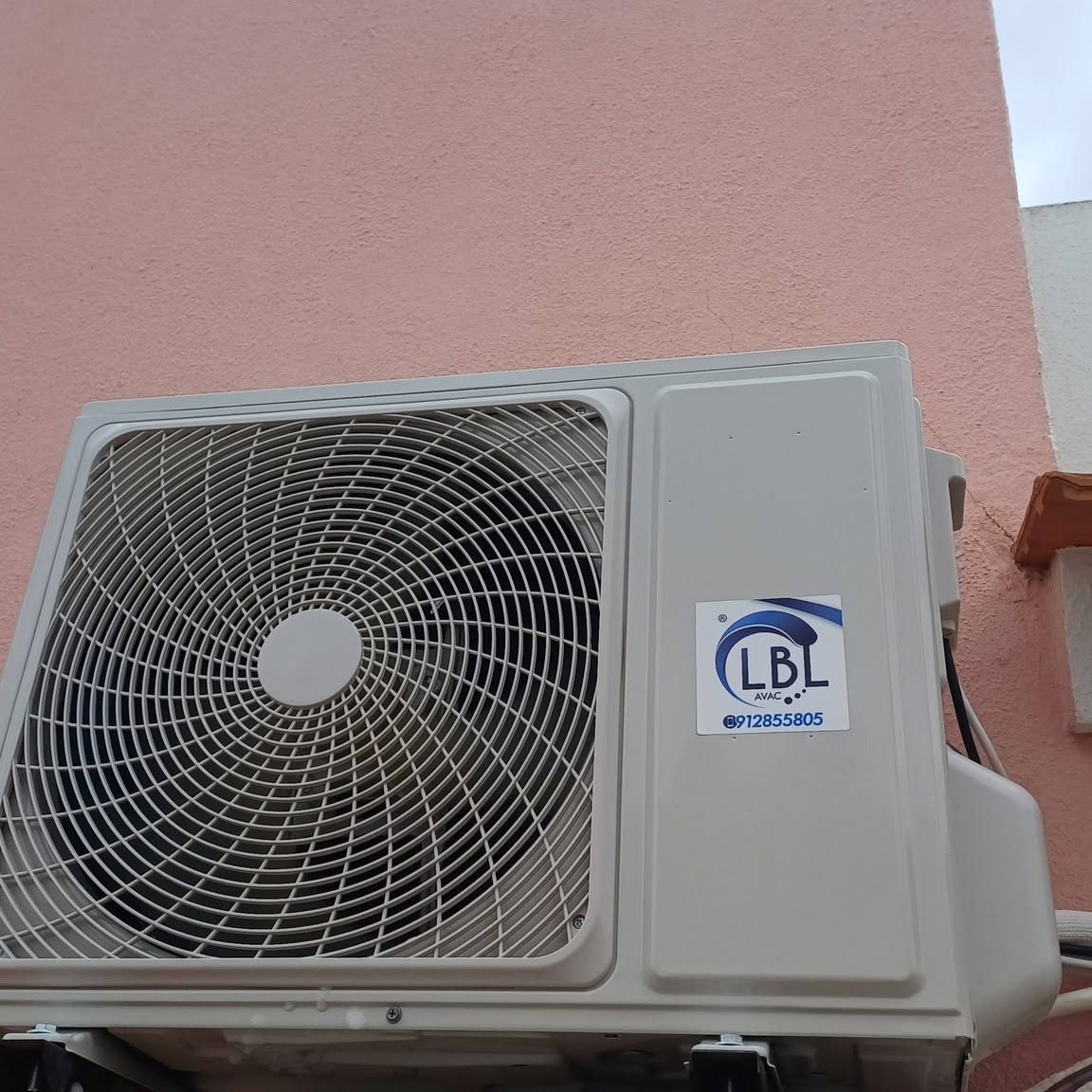 Unidade exterior com autocolante LBL