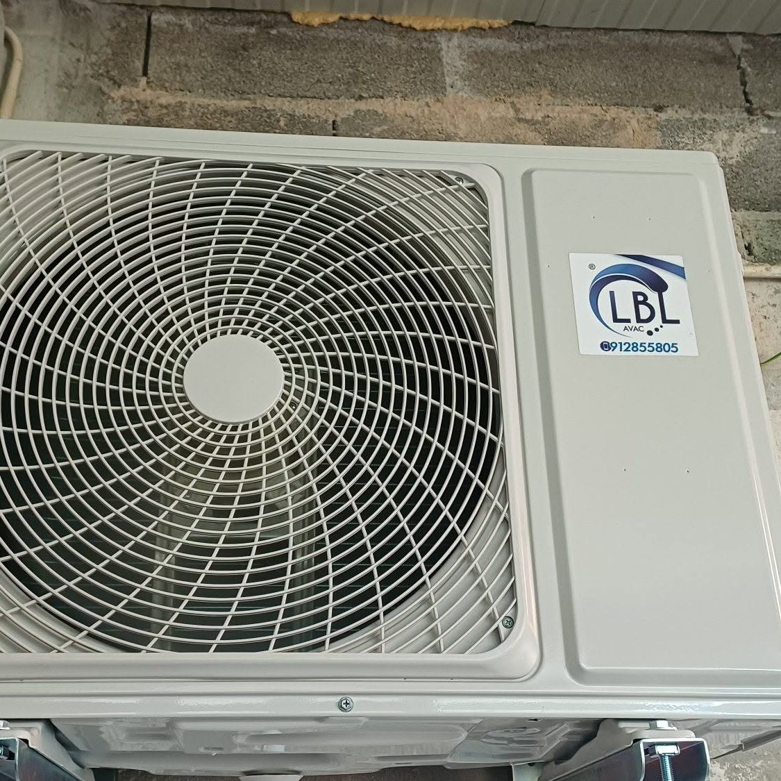 Unidade exterior com autocolante LBL, vista de perto